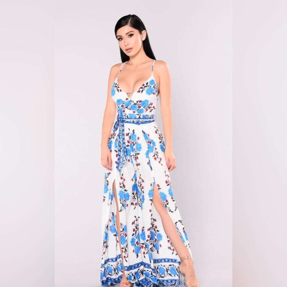 Floral jumpsuit white and blue fashionnova size S NWT never worn dress vacation